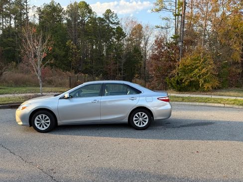 Used 2015 Toyota Camry LE image 1