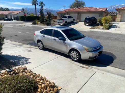 Used 2010 Ford Focus SEL image 2