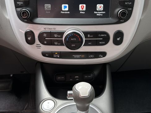 Used 2016 Kia Soul EV image 23