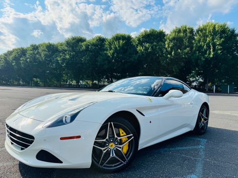 Used 2016 Ferrari California T image 1
