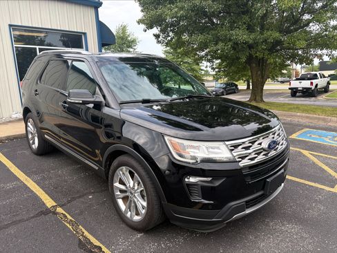 Used 2018 Ford Explorer XLT w/ Equipment Group 202A FWD image 2