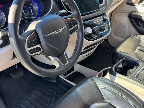 Used 2022 Chrysler Pacifica Touring-L w/ Uconnect Theater Family Group FWD image 5