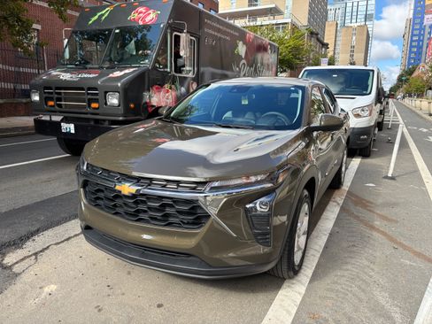 Used 2024 Chevrolet Trax LS w/ LS Convenience Package image 6