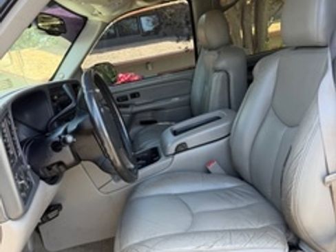 Used 2004 GMC Yukon XL 2500 SLT w/ Preferred Equipment Group AWD/4WD image 4