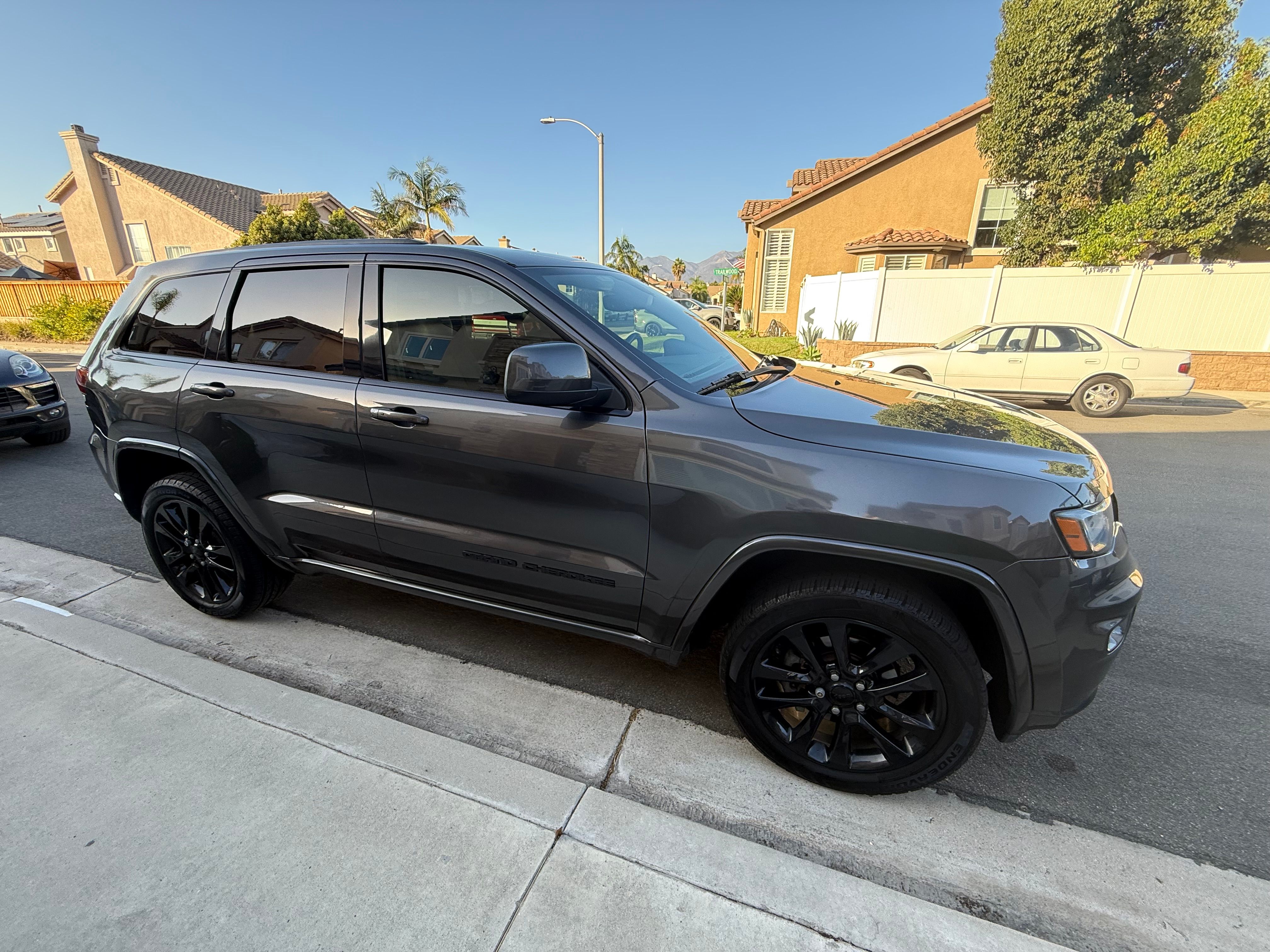 Used 2017 Jeep Grand Cherokee Laredo AWD/4WD image 5