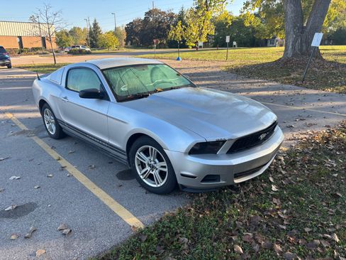 Used 2010 Ford Mustang Coupe image 4