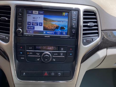 Used 2011 Jeep Grand Cherokee Laredo image 9