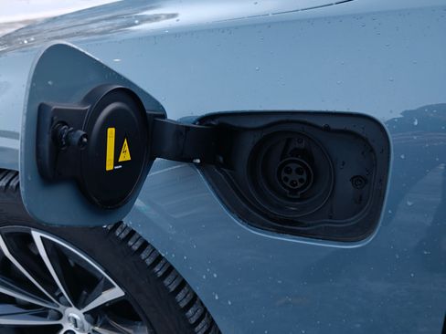 Used 2023 Volvo S60 T8 Plus image 21