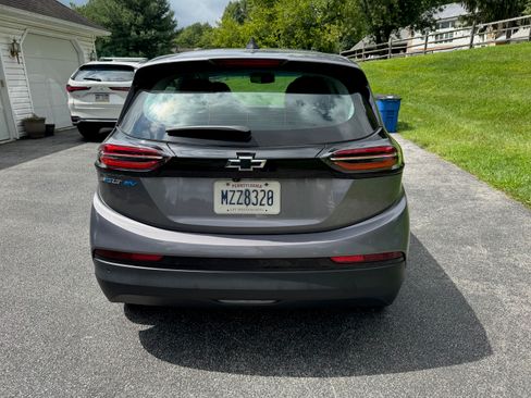 Used 2023 Chevrolet Bolt LT w/ Infotainment Package FWD image 9