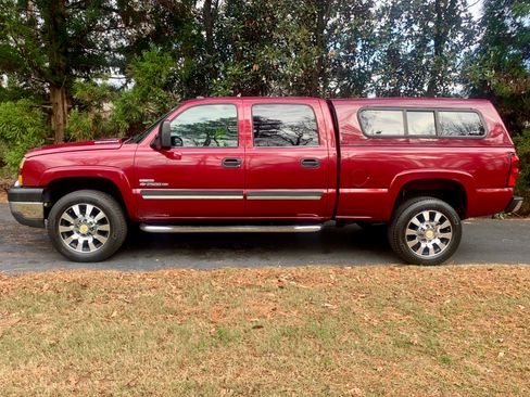 Used 2006 Chevrolet Silverado 2500 LT w/ Heavy-Duty Power Package image 2