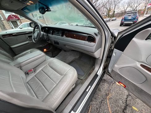 Used 2000 Lincoln Town Car Signature image 14