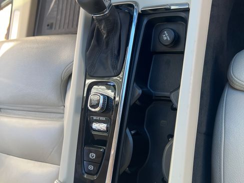 Used 2019 Volvo XC60 T5 Momentum w/ Premium Package image 4