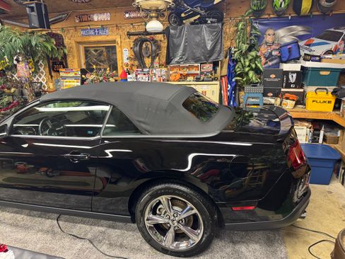 Used 2010 Ford Mustang GT Premium image 22