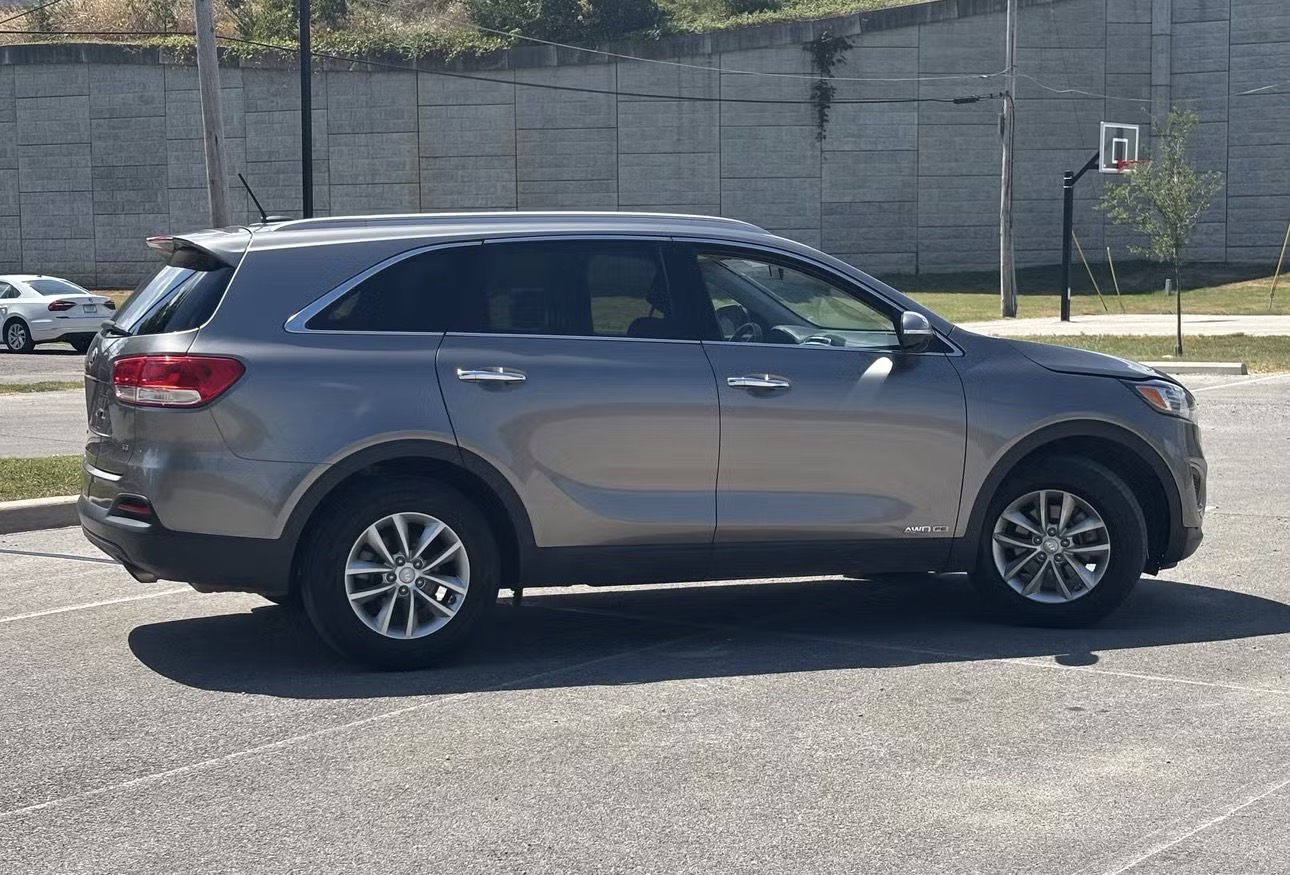 Used 2017 Kia Sorento AWD image 8