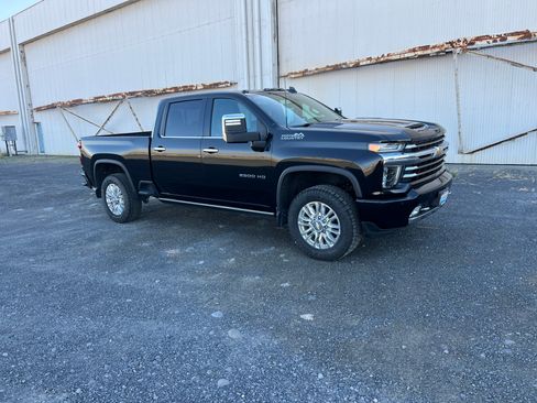 Used 2022 Chevrolet Silverado 2500 High Country w/ Technology Package AWD/4WD image 4