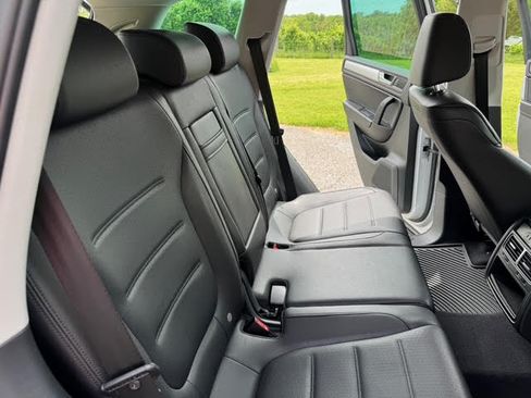 Used 2012 Volkswagen Touareg VR6 image 14