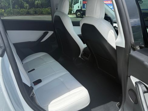 Used 2022 Tesla Model Y Performance AWD/4WD image 11