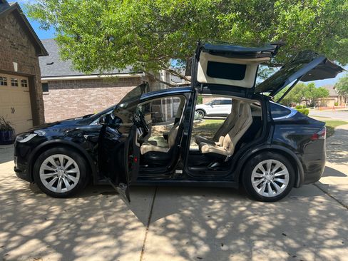 Used 2017 Tesla Model X 90D image 11