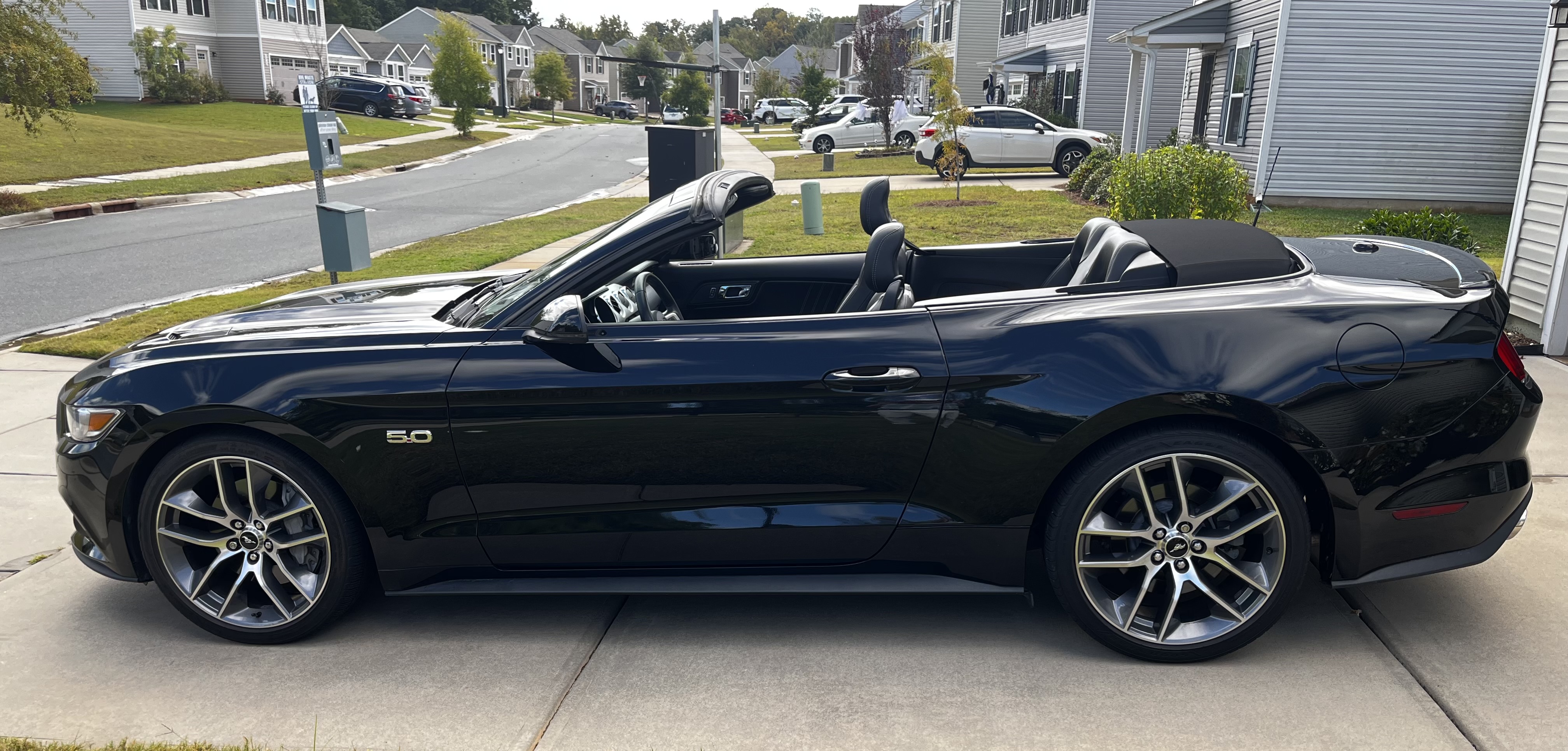 Used 2017 Ford Mustang GT Premium RWD image 1