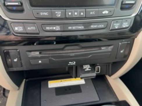 Used 2021 Honda Pilot Touring image 15