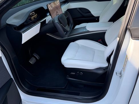 Used 2022 Tesla Model X Plaid image 2