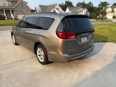 Used 2017 Chrysler Pacifica Touring-L w/ Tire & Wheel Group FWD image 8