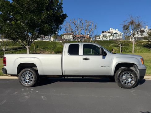Used 2011 GMC Sierra 2500 SLE w/ SLE Preferred Package image 2