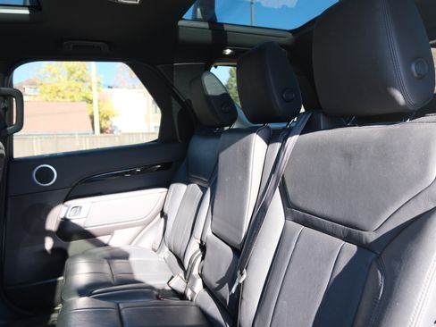 Used 2018 Land Rover Discovery SE image 5