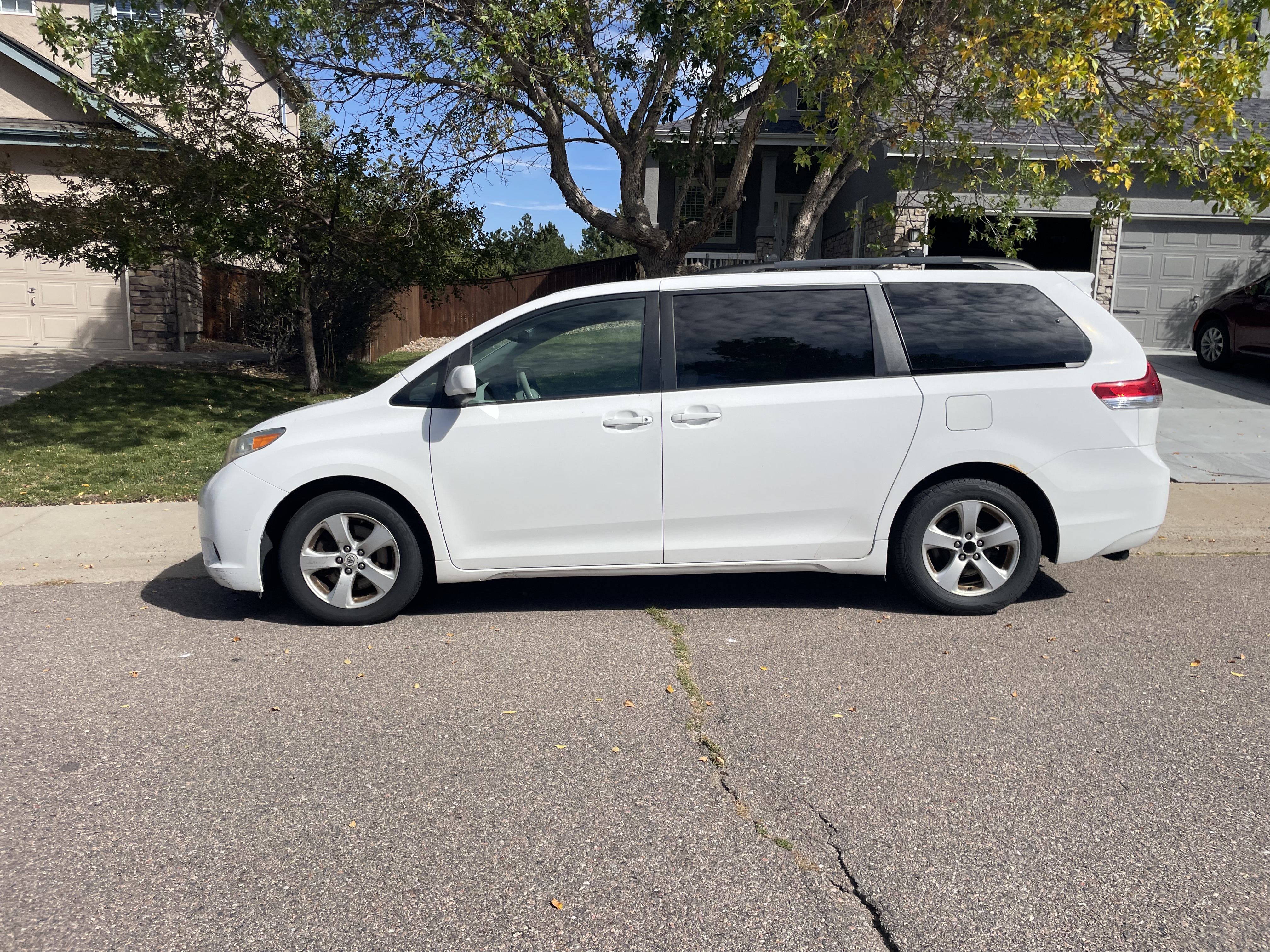 Used 2011 Toyota Sienna LE FWD image 4