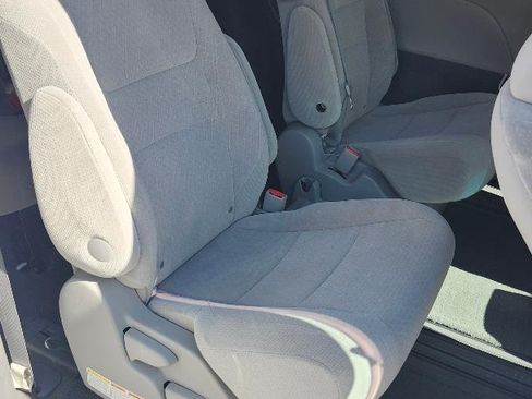 Used 2015 Toyota Sienna LE image 18