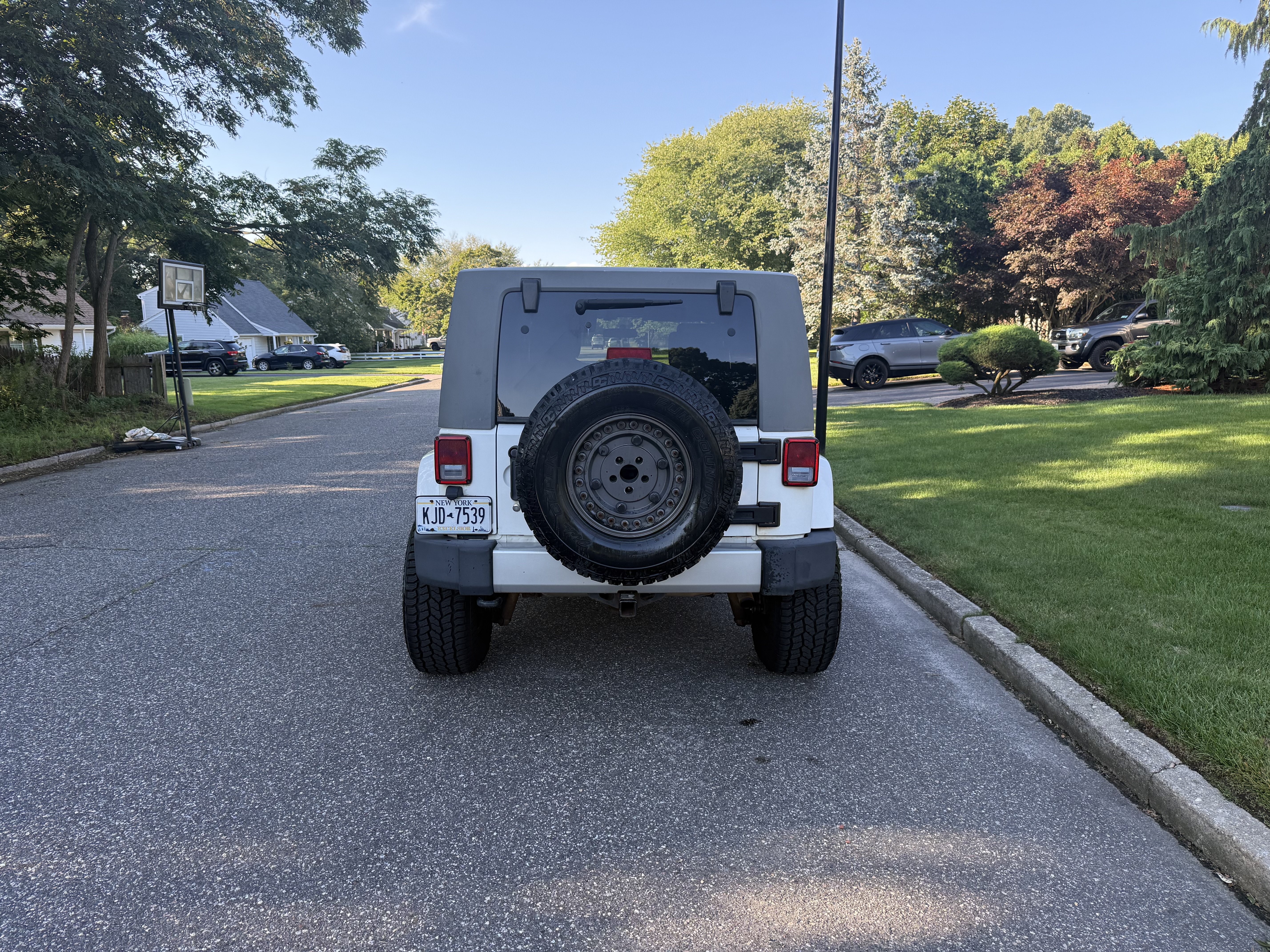 Used 2010 Jeep Wrangler Unlimited Sahara AWD/4WD image 5