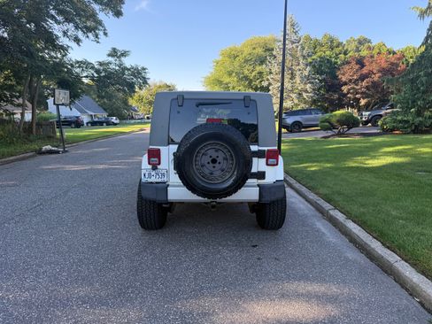 Used 2010 Jeep Wrangler Unlimited Sahara AWD/4WD image 5