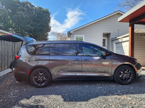 Used 2019 Chrysler Pacifica Touring-L Plus w/ Advanced Safetytec Group image 2