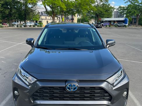 Used 2021 Toyota RAV4 XLE image 12
