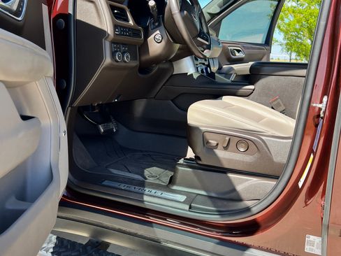 Used 2022 Chevrolet Tahoe Z71 w/ Luxury Package AWD/4WD image 15
