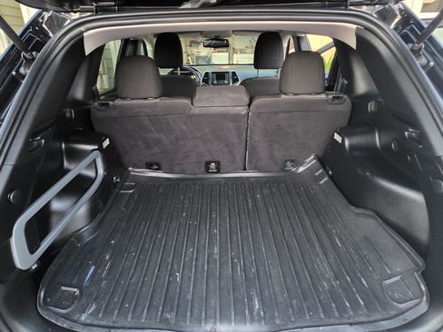 Used 2018 Jeep Cherokee Latitude w/ Altitude Package image 16