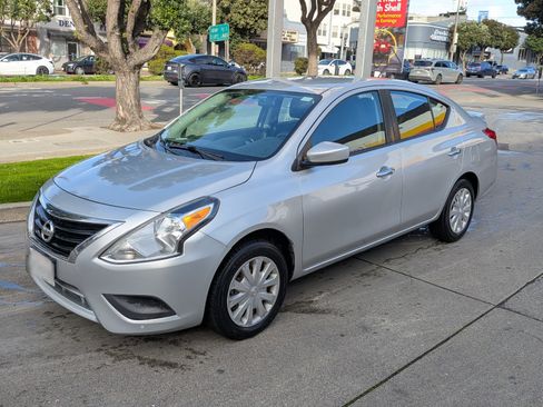 Used 2019 Nissan Versa SV image 4