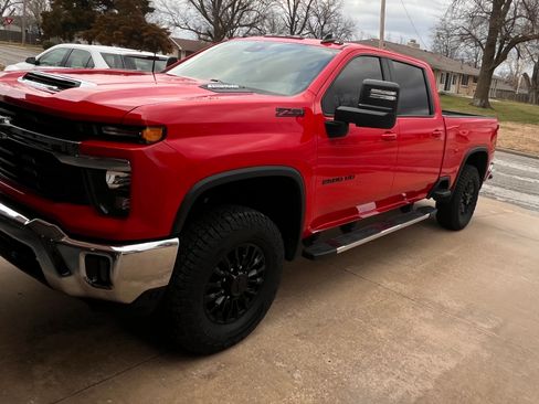 Used 2024 Chevrolet Silverado 2500 LT w/ Convenience Package image 4