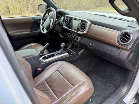 Used 2019 Toyota Tacoma Limited image 4