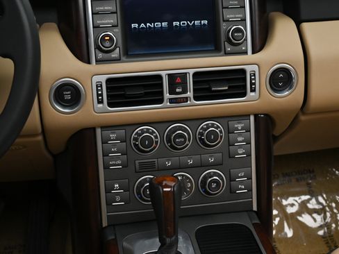 Used 2011 Land Rover Range Rover HSE image 4