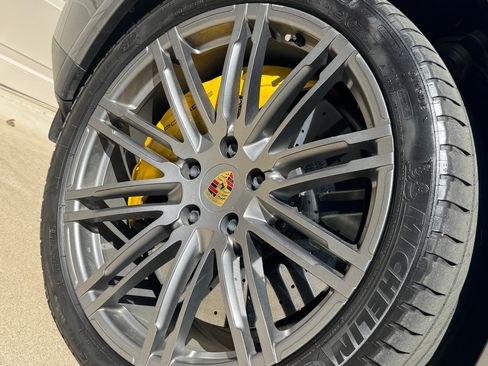 Used 2016 Porsche Cayenne Turbo S image 12