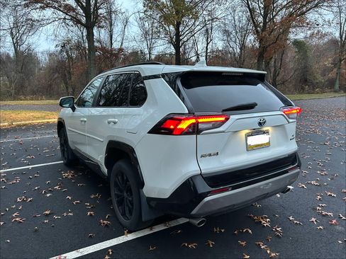 Used 2022 Toyota RAV4 SE image 4