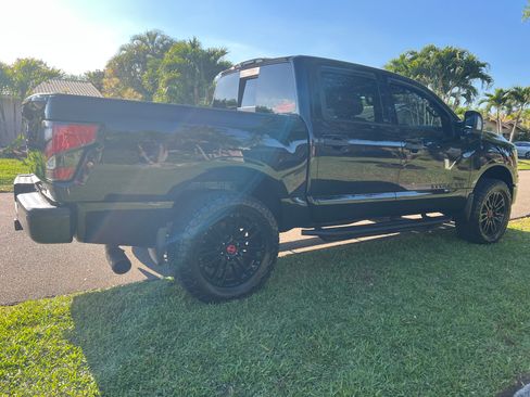 Used 2019 Nissan Titan SV w/ SV Convenience Package image 5