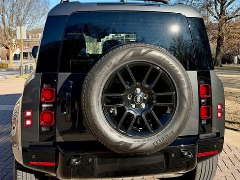 Used 2024 Land Rover Defender 110 X-Dynamic SE image 6