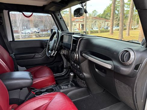 Used 2013 Jeep Wrangler Unlimited Rubicon image 4