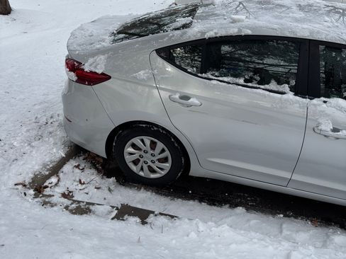 Used 2017 Hyundai Elantra SE image 1