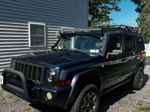 Used 2010 Jeep Commander Sport w/ Sun/Sound Group AWD/4WD image 2