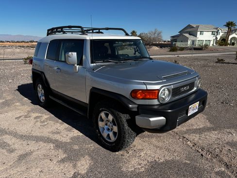 Used 2007 Toyota FJ Cruiser Sport Utility 2D image 9