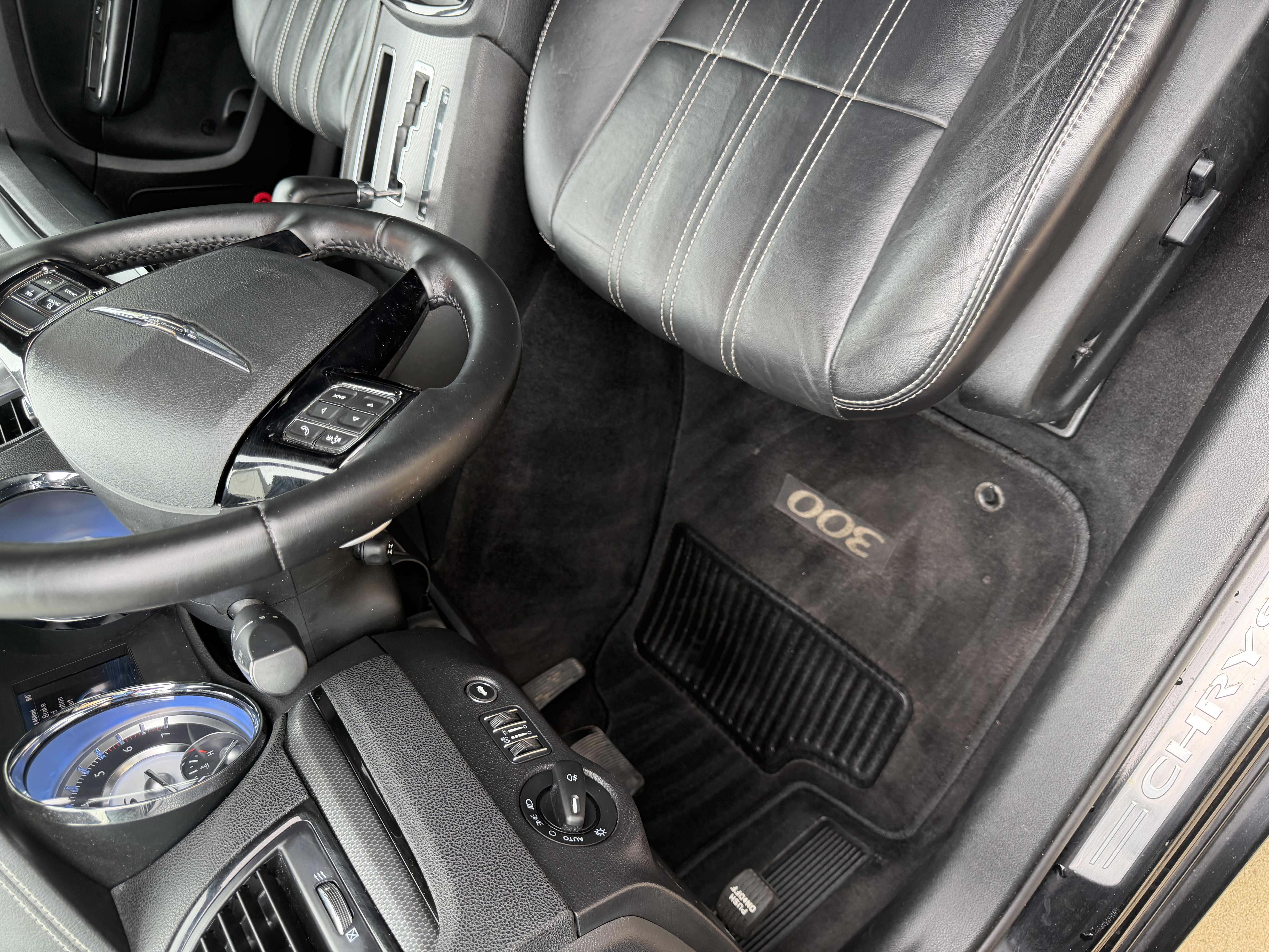 Used 2012 Chrysler 300 S RWD image 10