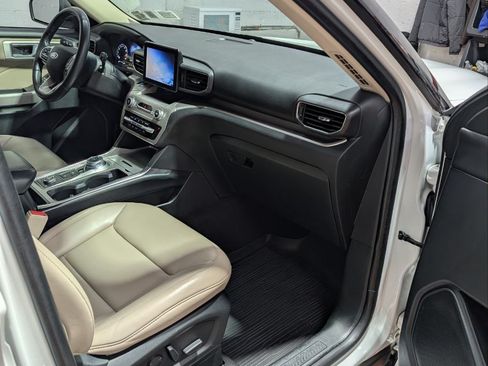 Used 2021 Ford Explorer XLT w/ Equipment Group 202A image 12